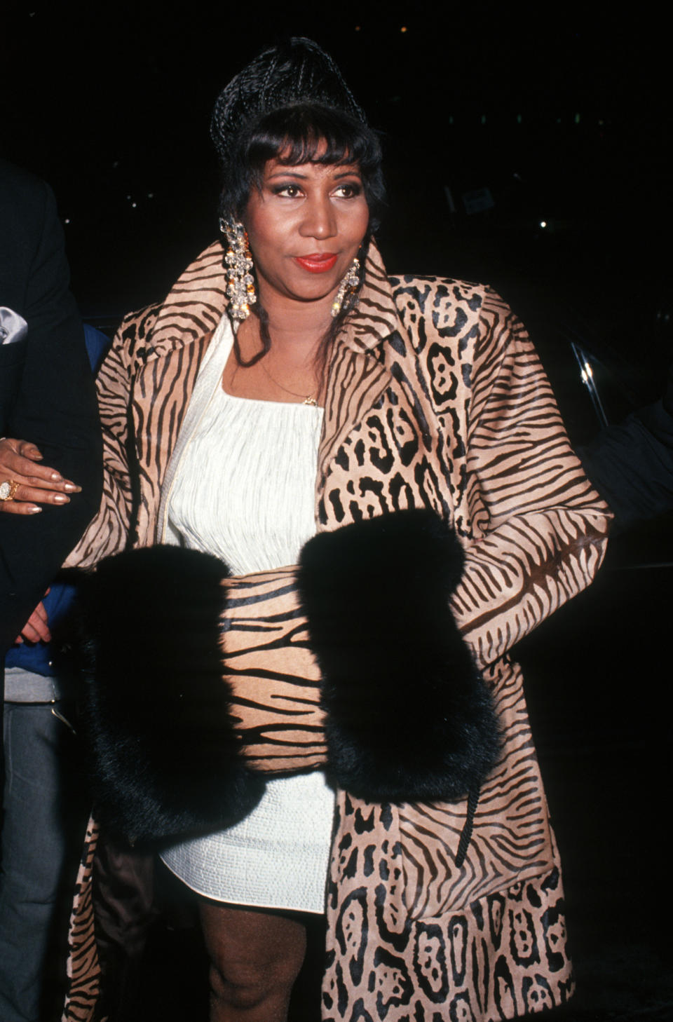 <p>Aretha Franklin trägt zur Arista Records Pre-Grammy Party ein weißes Minikleid unter einem Mantel mit Leopardenmuster und schwarzem Pelzbesatz sowie Statement-Strassohrringe. (Foto von Ron Galella, Ltd./WireImage) </p>