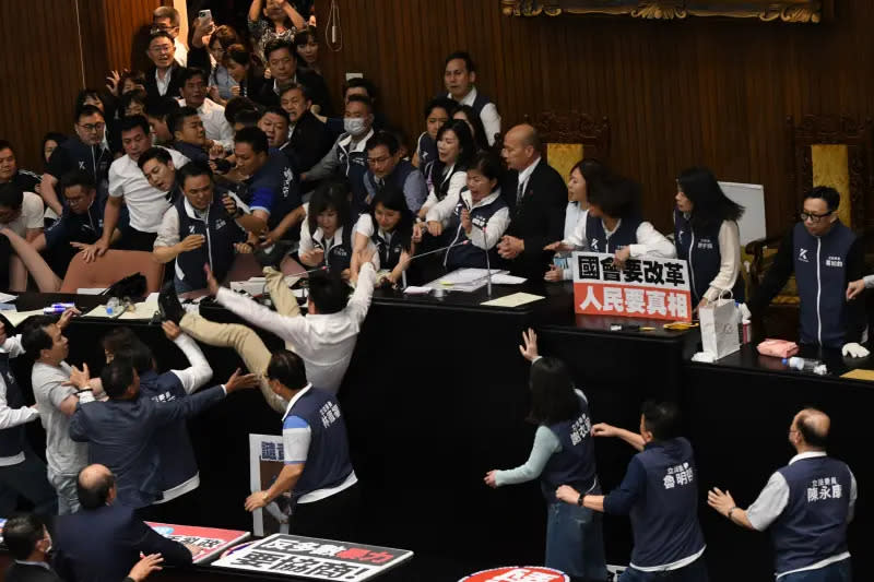 ▲為審查國會改革法案，朝野立委爆發嚴重衝突。（圖／記者林調遜攝，2023.05.17）