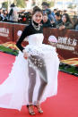 <p>Coole Kombi! Bei den derzeit winterlichen Temperaturen verstehen wir voll ganz, warum Schauspielerin Guan Xiaotong mit Rollkragenpullover und Hose unter der Tüllrobe zu den TV Awards nach Shanghai kam. (Bild: Getty Images) </p>