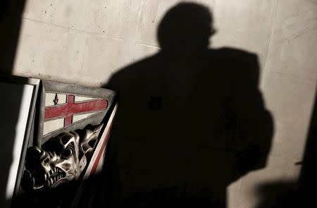 A commuter's shadow is cast as he emerges from the underground station outside the Bank of England in London in this December 20, 2013 file photo. REUTERS/Suzanne Plunkett/Files