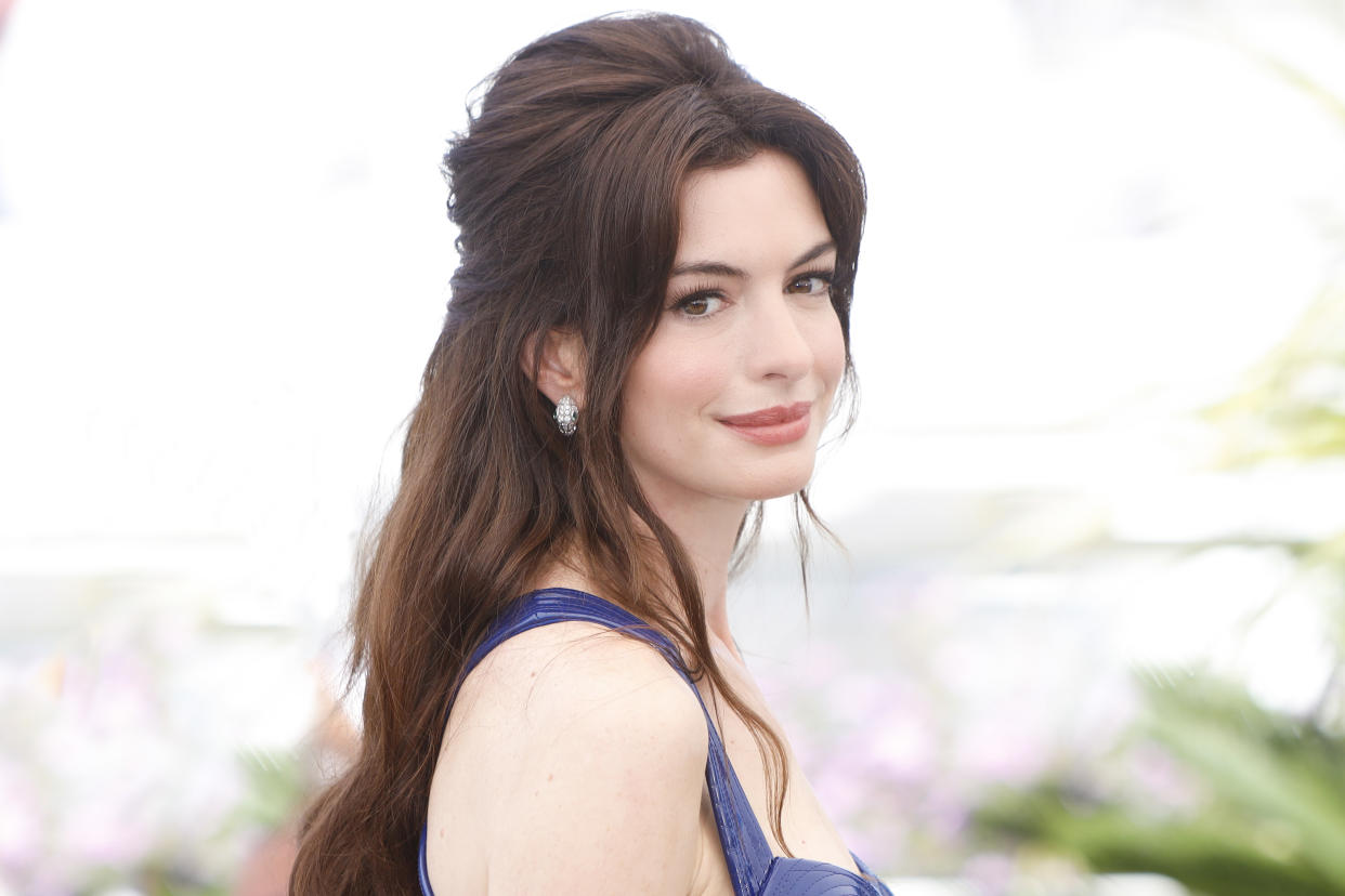 Anne Hathaway lors du festival de Cannes le 20 mai 2022. (Photo by Laurent Koffel/Gamma-Rapho via Getty Images)