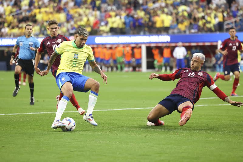 Bruno Guimaraes dribla a un adversario durante el partido que Brasil igualó ante Costa Rica en la Copa América