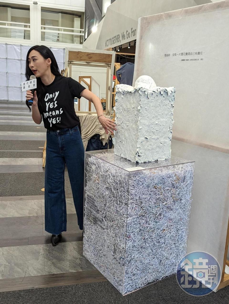 吳可熙為媒體導覽「誰是完美被害者—性侵衣物續展」，介紹展出之藝術作品。