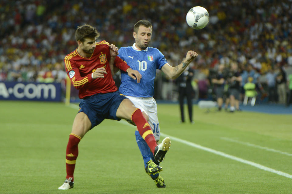 Gerard Pique à la lutte avec Antonio Cassano