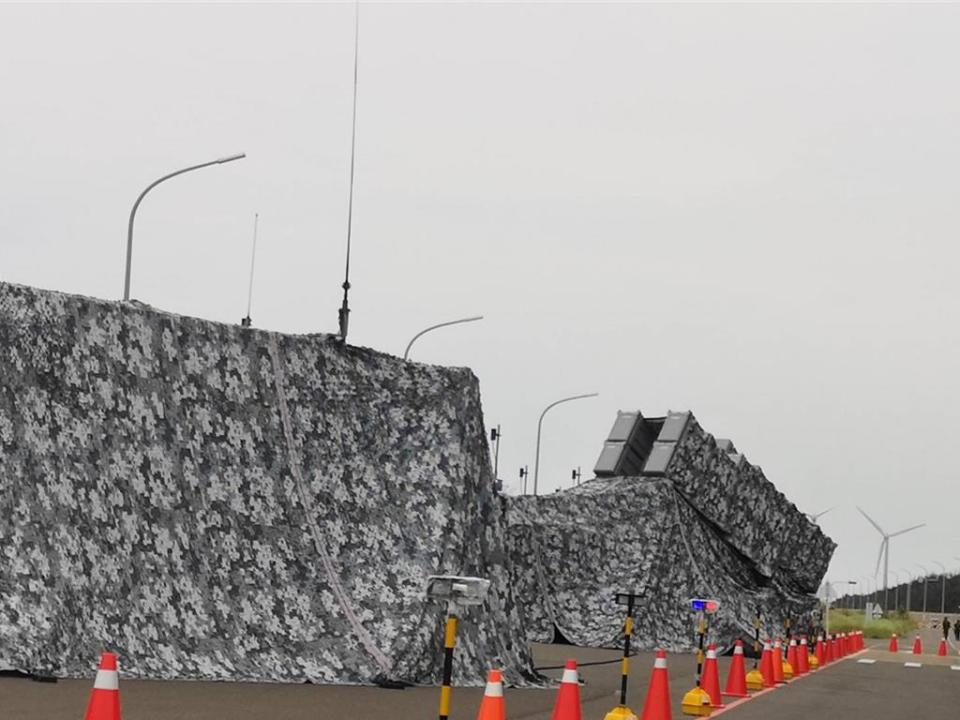 經海軍24日證實，多部雄二雄三飛彈車，首度進駐台中海線地區，以迷彩帆布「偽裝」並覆蓋地形。（讀者提供／張妍溱台中傳真）