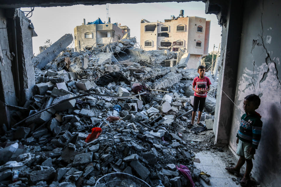 11月6日，加沙地帶較南方的城市汗尤尼斯（Khan Yunis）有建築物被炸毀，有小朋友站中一片廢墟之中。(Photo by Ahmad Hasaballah/Getty Images)