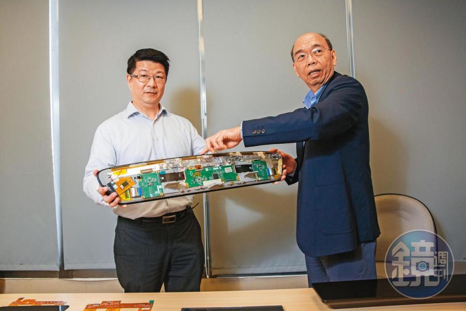 奇景光電執行長吳炳昌（右）秀出30.4吋的6K前裝螢幕機構，並親自解釋，至少得用上6顆驅動IC。