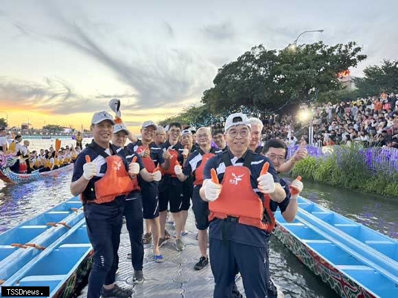 南投縣府秘書長洪瑞智率領縣府團隊參加二0二四鹿港龍舟錦標賽，展現團隊精神。(南投縣府提供)