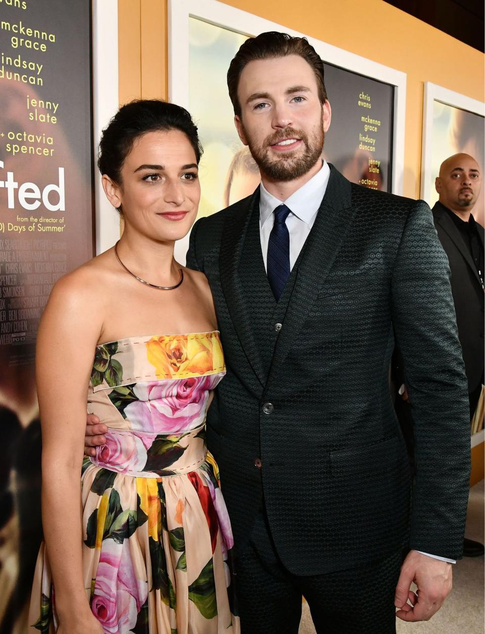 <h3>克里斯伊凡 & 珍妮史雷</h3> <p>「美國隊長」克里斯伊凡（Chris Evans）和女演員珍妮史雷（Jenny Slate）因為拍攝電影《天才的禮物》相識，雙方曾表示在讀劇本會議上初見時，就強烈覺得對方會和自己成為很好的朋友。</p> <p>這段從 2017 至 2018 年間斷斷續續的戀情，最終在四月時克里斯伊凡接受《紐約時報》採訪時宣告：「這份感情已經回不去了。」讓影迷們大失所望啊！</p> <cite>Rob Latour/Variety/REX/Shutterstock</cite>