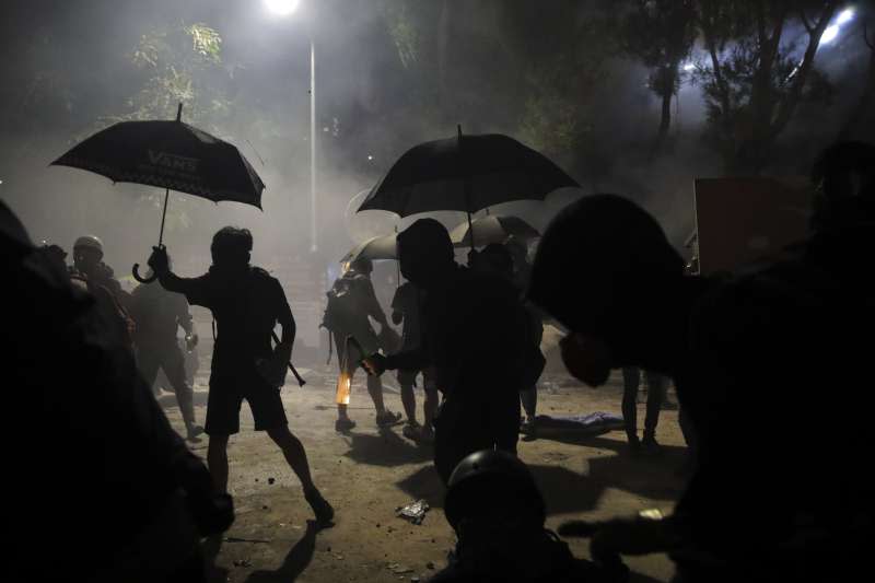 2019年11月12日，香港全城示威，警方與學生在中文大學爆發嚴重衝突（AP）