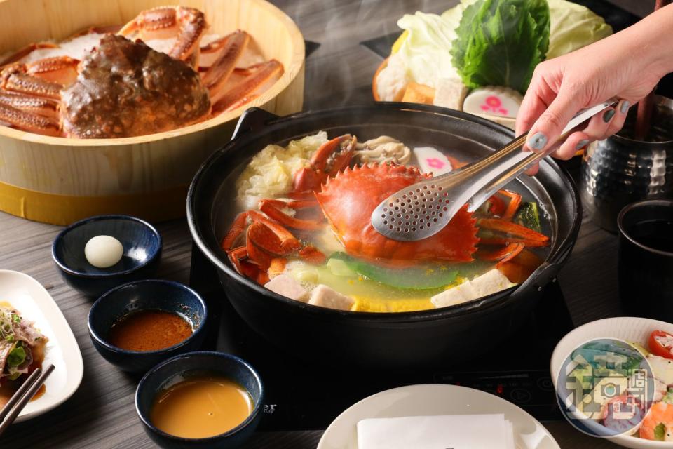 「食令shabu大直店」主打各國現流活海鮮，能吃得到季節限定的松葉蟹、活青蟳、北海道活帝王蟹等。