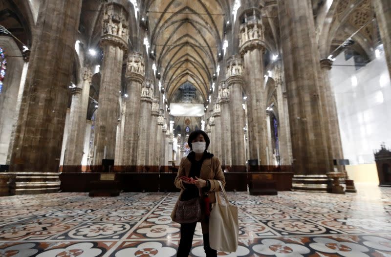 Un turista visita la catedral del Duomo de Milán, ya que se reabrió al público por primera vez desde el brote de coronavirus en el norte de Italia, en Milán