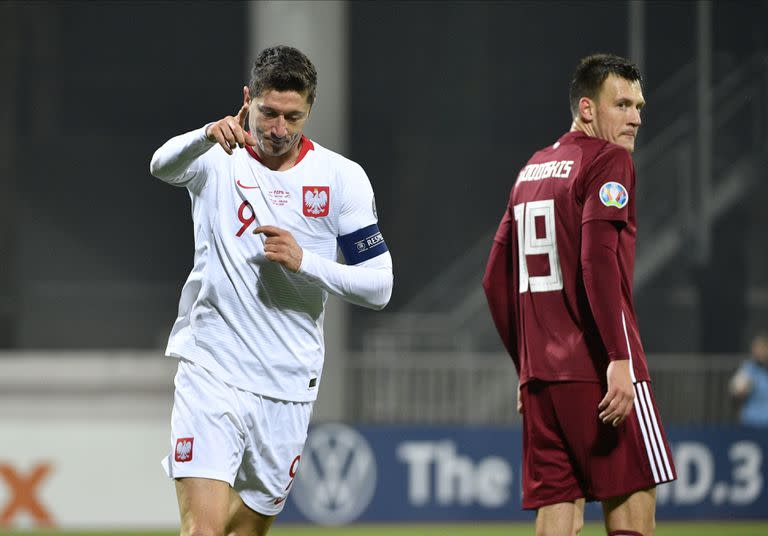 Polonia, el equipo que capitanea Robert Lewandoski, debutará ante México el martes 22 a las 13 (AP Foto/Roman Koksarov, archivo)