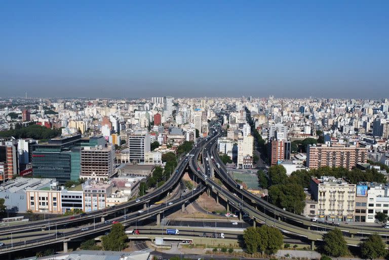 Humo en la ciudad de Buenos Aires; vistas; vista de la ciudad; buenos Aires; Aéreas; Vista de la autopista; vista de buquebus; vista de puerto Madero; sociedad
