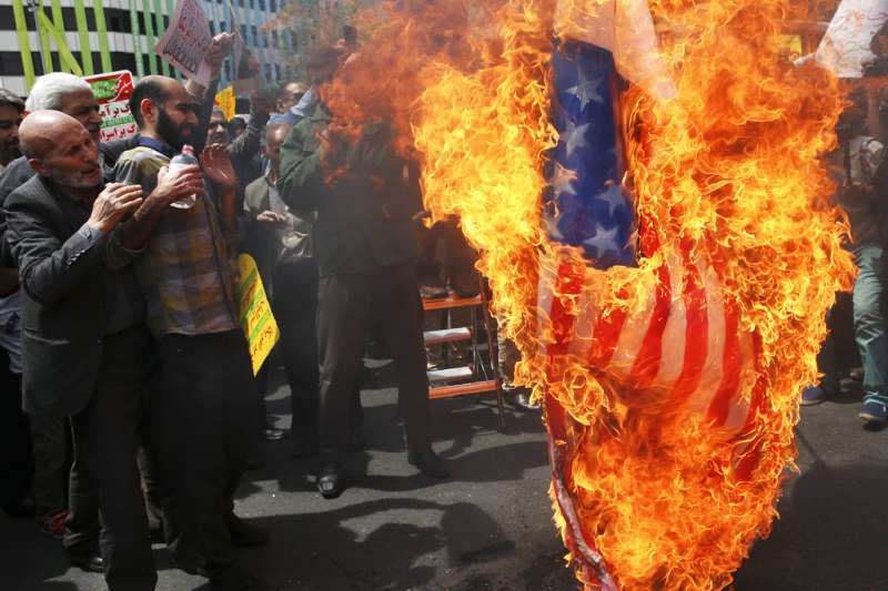 2018年5月11日，伊朗首都德黑蘭的民眾，抗議川普退出伊朗核子協議，焚燒美國國旗。（AP）