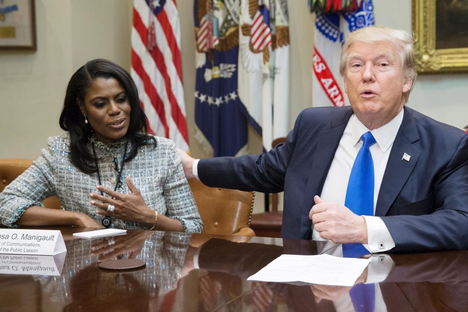 MR09. WASHINGTON (ESTADOS UNIDOS), 01/02/2017.- Fotografía de archivo que muestra al presidente estadounidense, Donald Trump (d), junto a su principal asesora afroamericana, Omarosa Manigault Newman (i), durante una reunión en la sala Roosevelt de la Casa Blanca, Washington D.C (Estados Unidos), el 1 de febrero del 2017. Omarosa Manigault Newman grabó en secreto diversas conversaciones que mantuvo con el mandatario, tanto en persona como por teléfono, según recogen hoy, 10 de agosto del 2018 diversos medios locales. EFE/ Michael Reynolds / **POOL**