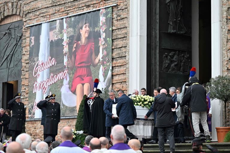 Los portadores del féretro llevan el ataúd de Giulia Cecchettin, una estudiante universitaria asesinada por su exnovio, uno de los episodios de feminicidio más recientes e impactantes del país, durante su ceremonia fúnebre en Padua, el 5 de diciembre de 2023.