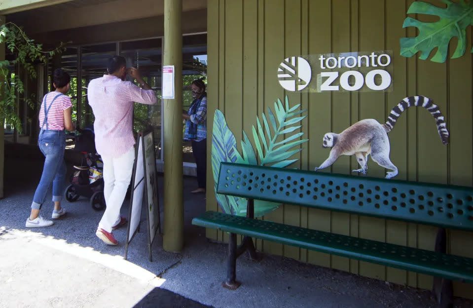 TORONTO, 19. Juni 2021 Besucher kommen am 19. Juni 2021 in das Sommerhaus der Lemuren im Toronto Zoo in Toronto, Kanada. Der Zoo von Toronto wurde am Samstag offiziell wiedereröffnet, nachdem er seit dem 23. November 2020 für Besucher geschlossen war. (Foto von Zou Zheng/Xinhua) (Bildnachweis: © Zou Zheng/Xinhua via ZUMA Press) (ZUMAPRESS.com)
