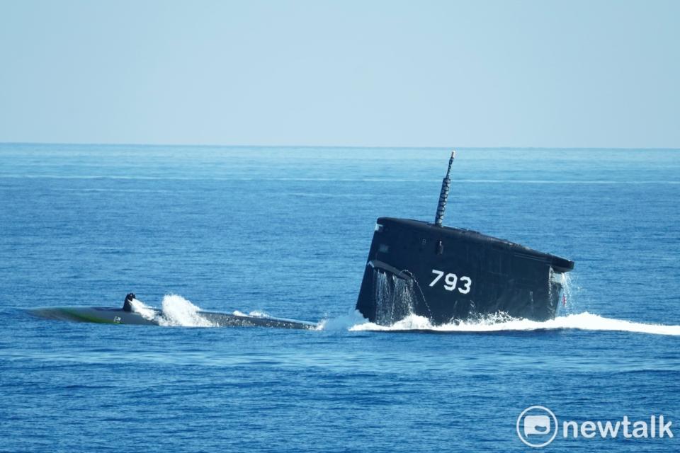 劍龍級潛艦實施緊急上浮。   圖：張良一/攝