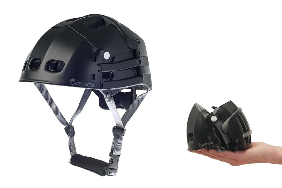 Overade Plixi Fit helmet can be folded. This image shows the helmet in full to the left and folded in the palm of a person on the right.