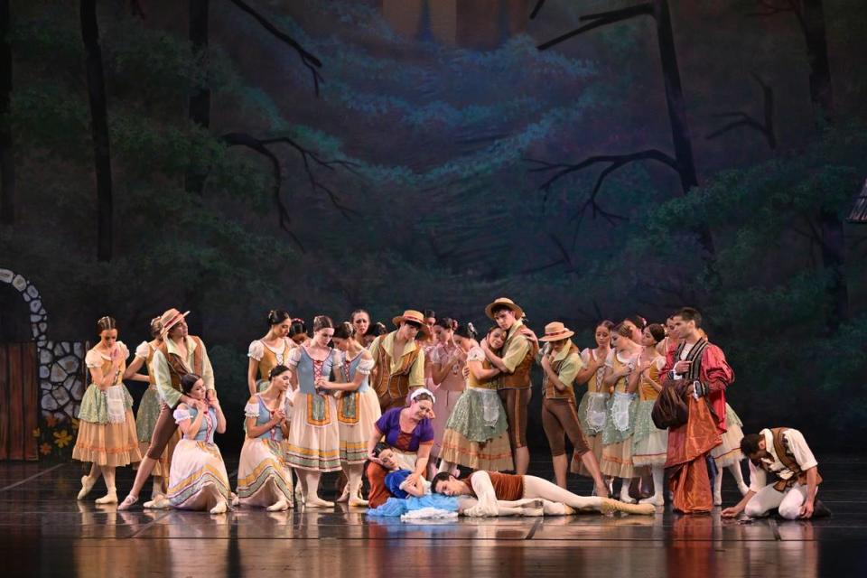 Cierre del primer acto de “Giselle” en la versión de Eriberto Jiménez para el Cuban Classical Ballet of Miami. Al centro: Alihaydée Carreño (Berthe, madre de Giselle), Gretel Batista (Giselle) y Jorge Óscar Sánchez (Albrecht). En la esquina derecha: Fernando Lezcano (Wilfred) y, arrodillado, Israel Kaique da Silva (Hilarión). 