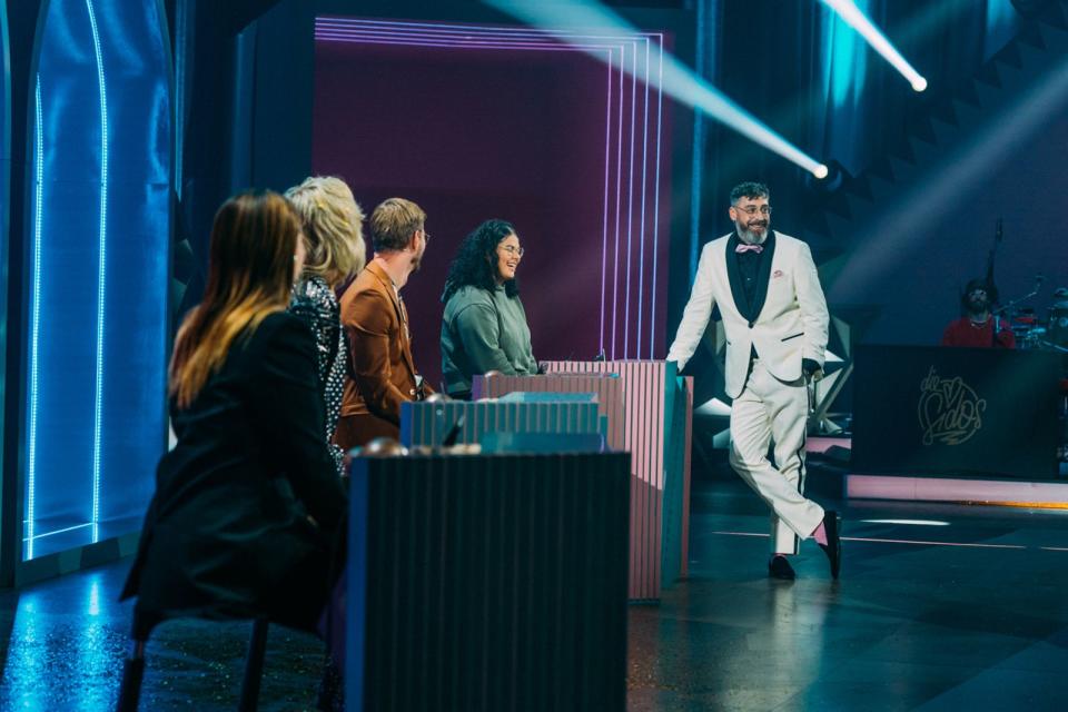 Sido (rechts) sang in seiner Show "gemeinsam" mit seinem Vorbild Harald Juhnke ein Ständchen. (Bild: ProSieben / Julian Mathieu)