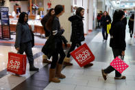 La gente compra durante el "Black Friday" en el Roosevelt Field Mall en Garden City, Nueva York, EEUU, 23 de noviembre de 2018. REUTERS/Shannon Stapleton