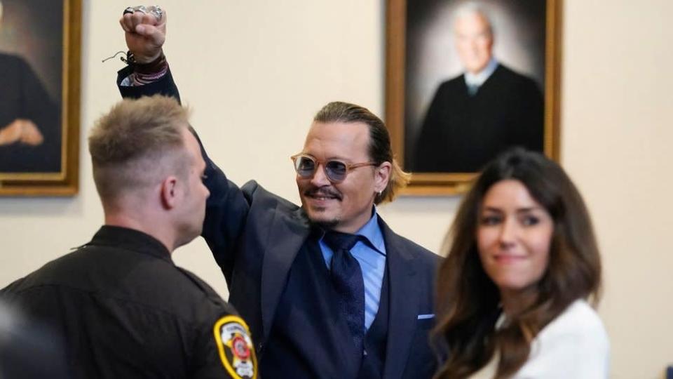 Johnny Depp levanta o punho após vitória no tribunal