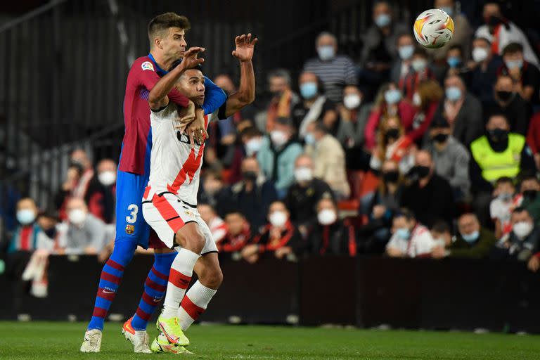 Gerard Pique marca a Radamel Falcao durante el partido entre Rayo Vallecano y Barcelona