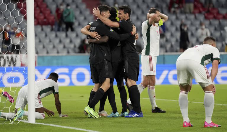 Los compañeros alemanes celebran después de anotar el primer gol de su equipo durante el partido del grupo F del campeonato de fútbol de la Eurocopa 2020 entre Alemania y Hungría en el Allianz Arena en Múnich, Alemania, el miércoles 23 de junio de 2021