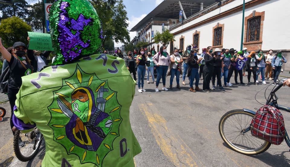 Con 'pañuelazo' y performance, mujeres exigen aborto legal y seguro en México