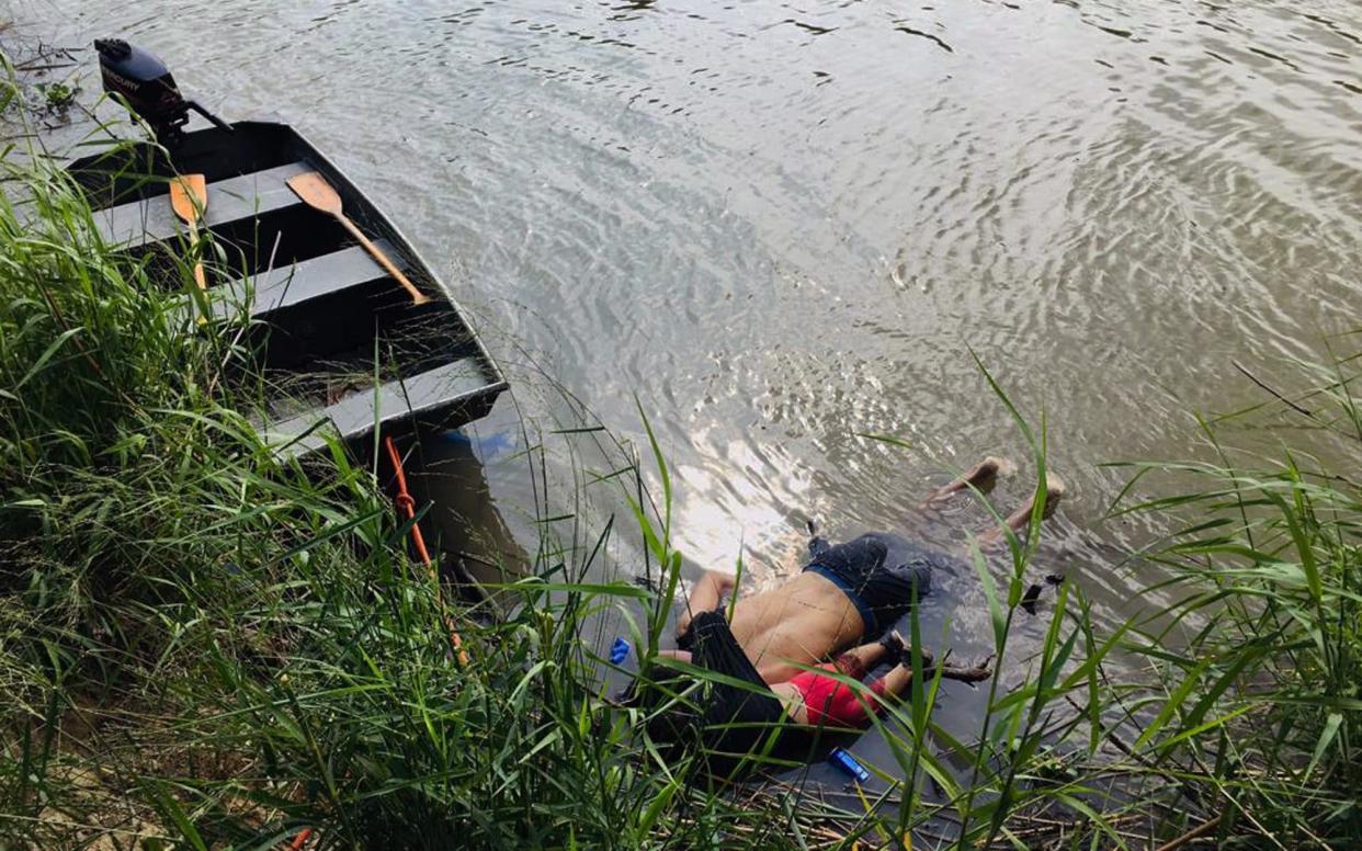 View of the bodies of Salvadoran migrant Oscar Martinez Ramirez and his daughter, who drowned while trying to cross the Rio Grande - AFP