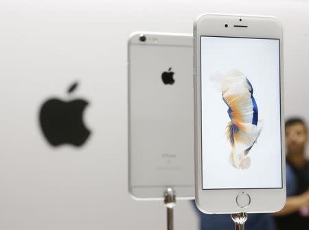 The new Apple iPhone 6S and 6S Plus are displayed during an Apple media event in San Francisco, California, September 9, 2015. REUTERS/Beck Diefenbach