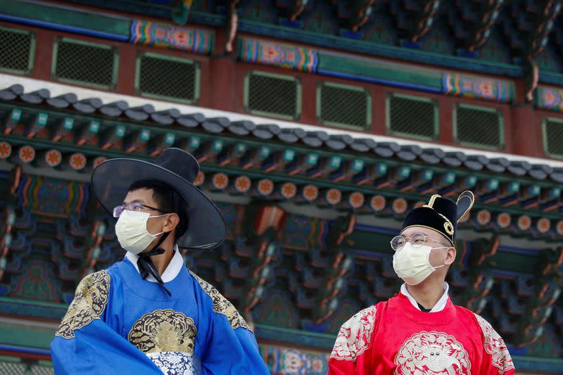 Foto de un grupo de hombres usando máscaras para prevenir el coronavirus en Seúl