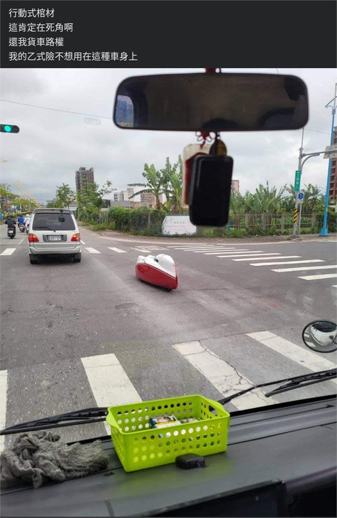 黃色小鴨來了？西濱驚見「迷你怪車」趴趴走　內行曝：一輛要30萬