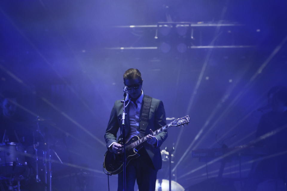 Paul Banks, vocalista de la banda estadounidense Interpol, se presenta en un concierto gratuito en el Zócalo de la Ciudad de México el sábado 20 de abril de 2024. (Foto AP/Ginnette Riquelme)
