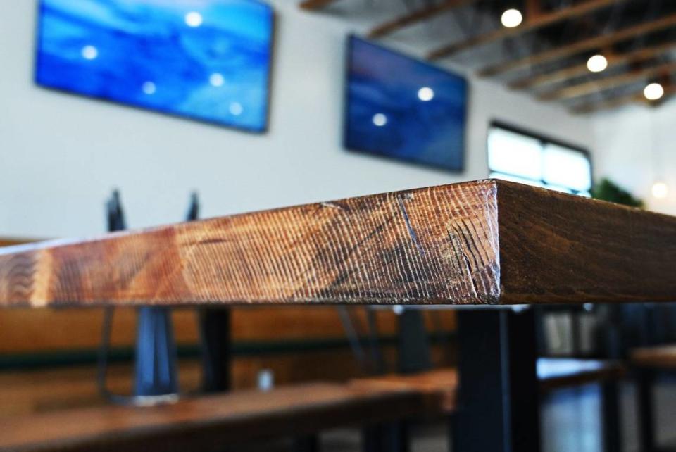 La madera rescatada de los incendios forestales cerca de Shaver Lake se usó para crear las mesas del nuevo The Third Place Global Eatery del chef Rob Vieira y Andrew Penn, situado en el antiguo restaurante mexicano Franco's de Pollasky Avenue, en Clovis.