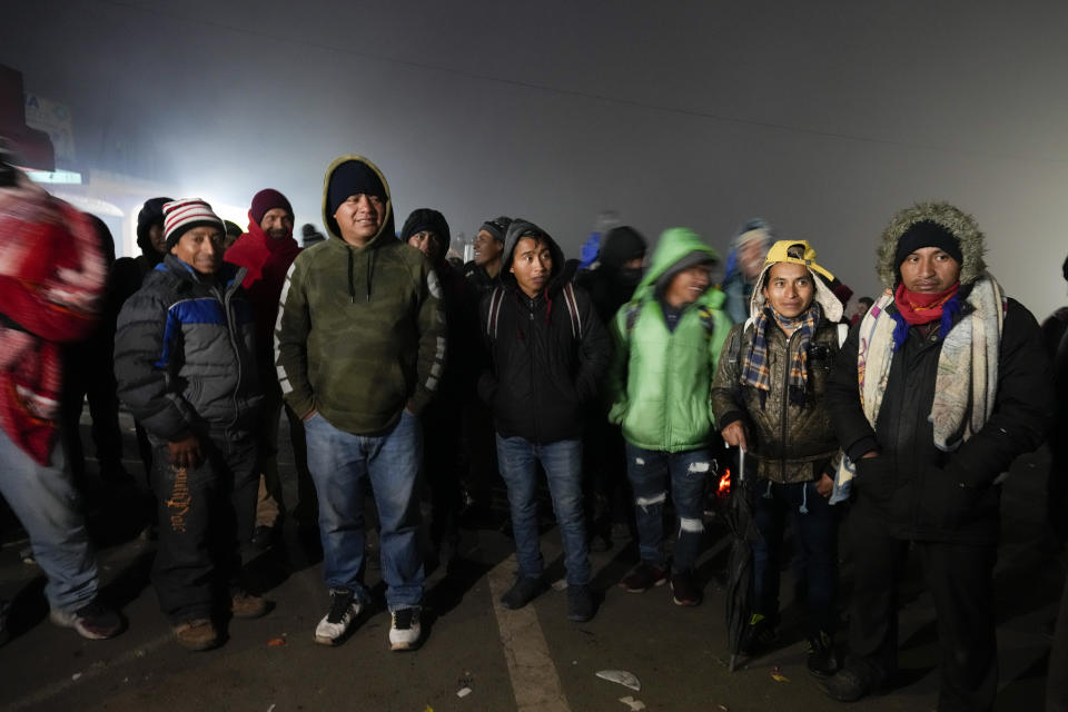 Manifestantes bloquean la autopista interamericana en reclamo de la renuncia de la fiscal general, Consuelo Porras, y el fiscal Rafael Curruchiche el viernes 6 de octubre de 2023, en Totonicapán, Guatemala. (AP Foto/Moisés Castillo)