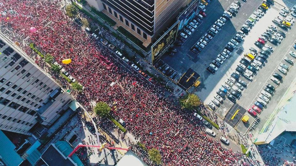 國民黨總統候選人韓國瑜陣營二十一日在高雄舉辦挺韓遊行，主辦單位宣稱有三十五萬人參與。（韓國瑜競總提供）