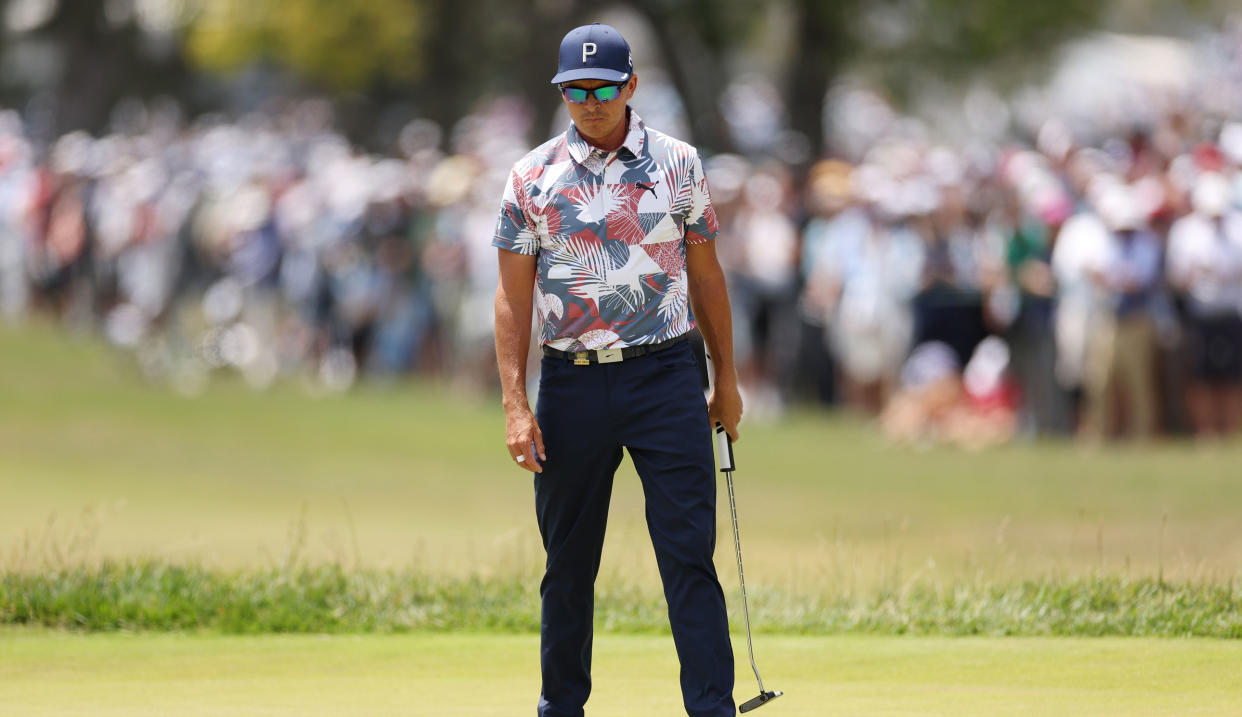  Rickie Fowler eyes up his birdie putt 