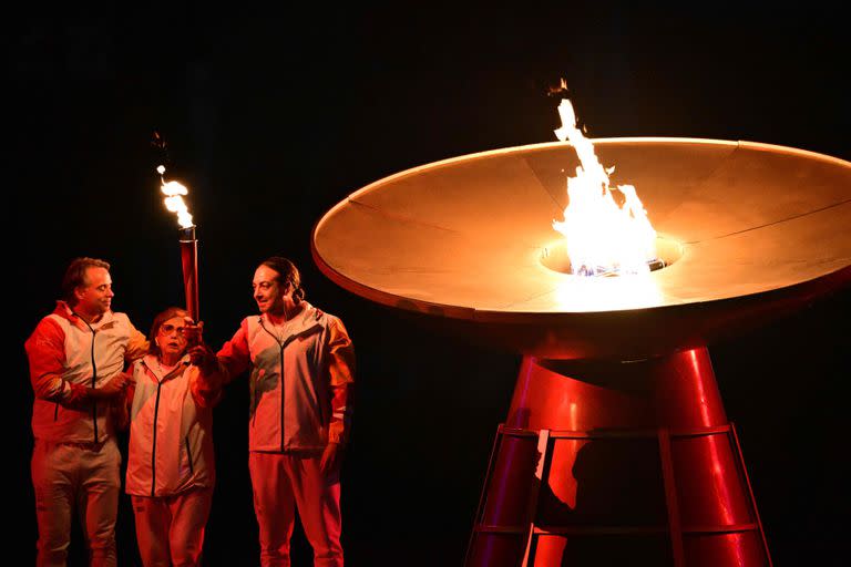 Fernando González, Lucy López y Nicolas Massú encendieron el pebetero en el Estadio Nacional de Santiago