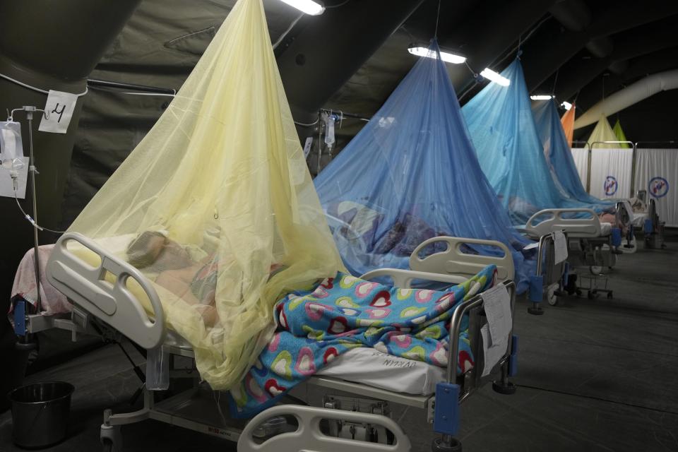 Los pacientes que padecen dengue yacen en camas ubicadas en tiendas de campaña provisionales en el Ministerio de Salud en Piura, Perú, el sábado 3 de junio de 2023. (AP Foto/Martín Mejía)