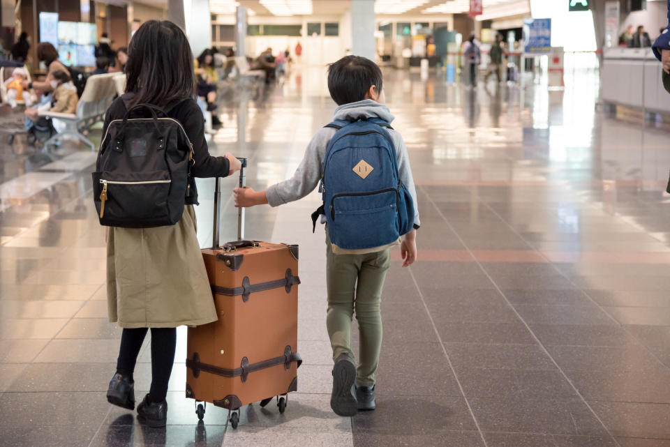Cada país tiene sus propias normas sobre los requisitos para que un menor viaje al extranjero sin estar acompañado por ambos padres. Foto: Getty Images. 