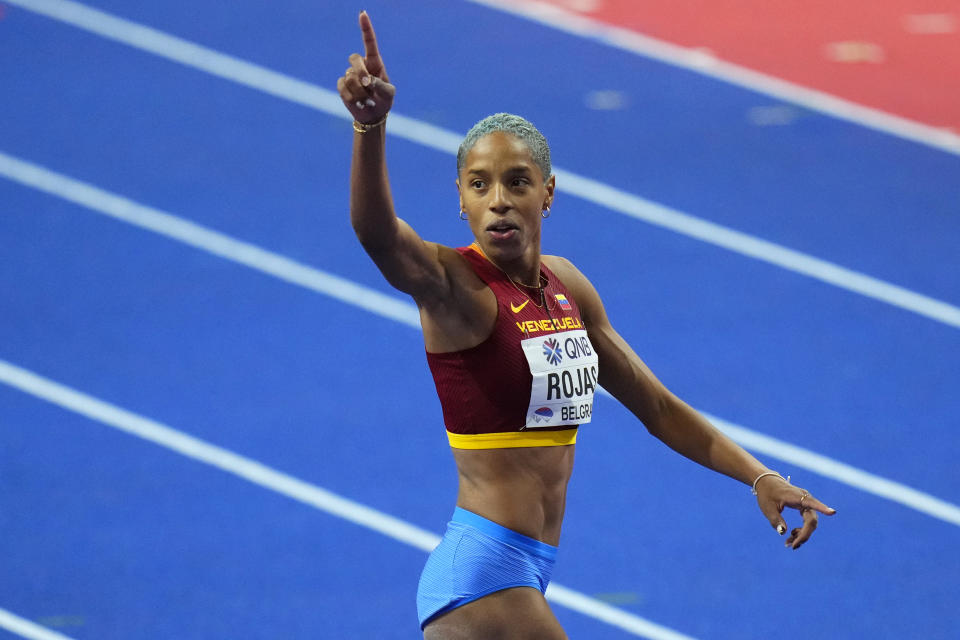 ARCHIVO - La venezolana Yulimar Rojas reacciona tras romper el récord mundial de salto triple en el Mundial de atletismo, en Belgrado, el 20 de marzo de 2022. (AP Foto/Petr David Josek)