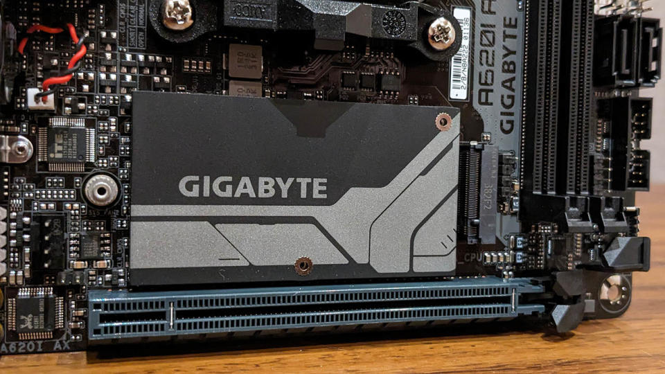 Gigabyte A620I AX M.2 slot