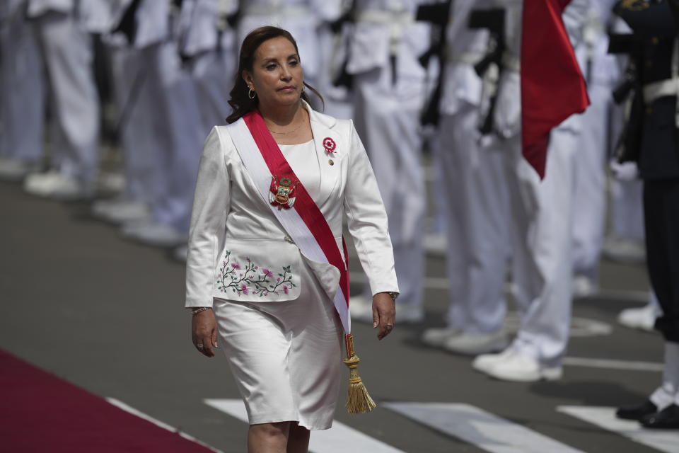 La presidenta peruana Dina Boluarte llega al Congreso para dar su primer discurso anual el Día de la Independencia en Lima, Perú, el viernes 28 de julio de 2023. Boluarte prestó juramento tras la destitución de su predecesor Pedro Castillo. (Foto AP/Guadalupe Pardo)