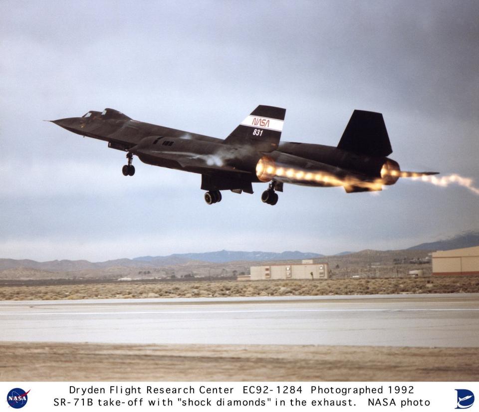 SR-71B seen during takeoff in 1992 with mach diamonds to its exhaust plume. <em>NASA </em>