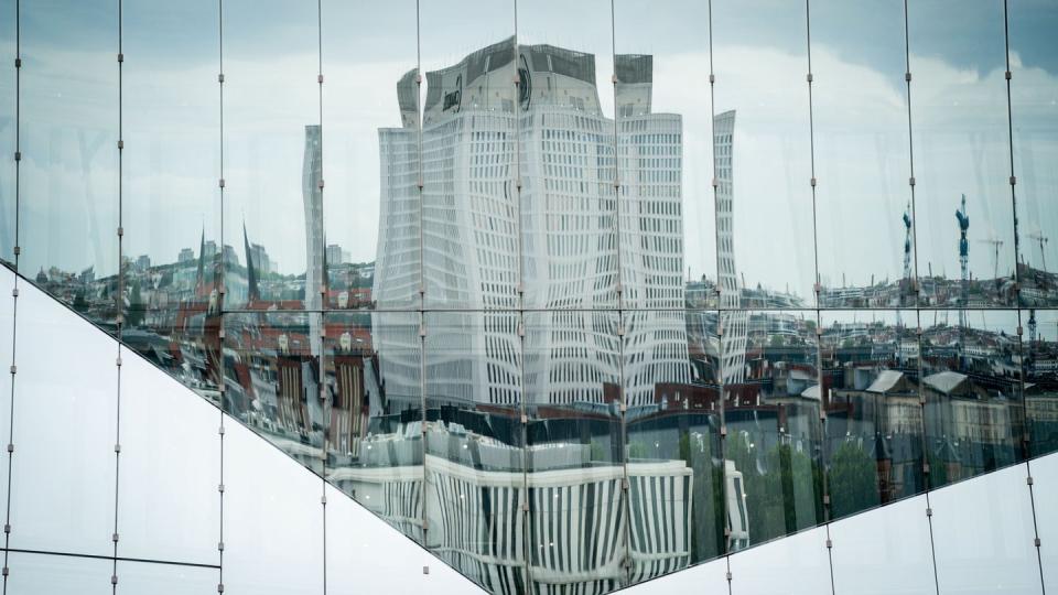 Die Universitätsklinik Charité spiegelt sich in einer Bürohausfassade in Berlin-Mitte. In der Klinik wird der der russische Regierungskritiker Nawalny nach einer Vergiftung behandelt (Bild: dpa)