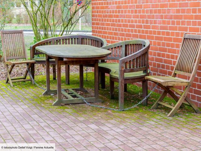 Comment retirer la mousse verte sur son balcon ou sa terrasse ? L'astuce  toute simple avec 2 produits