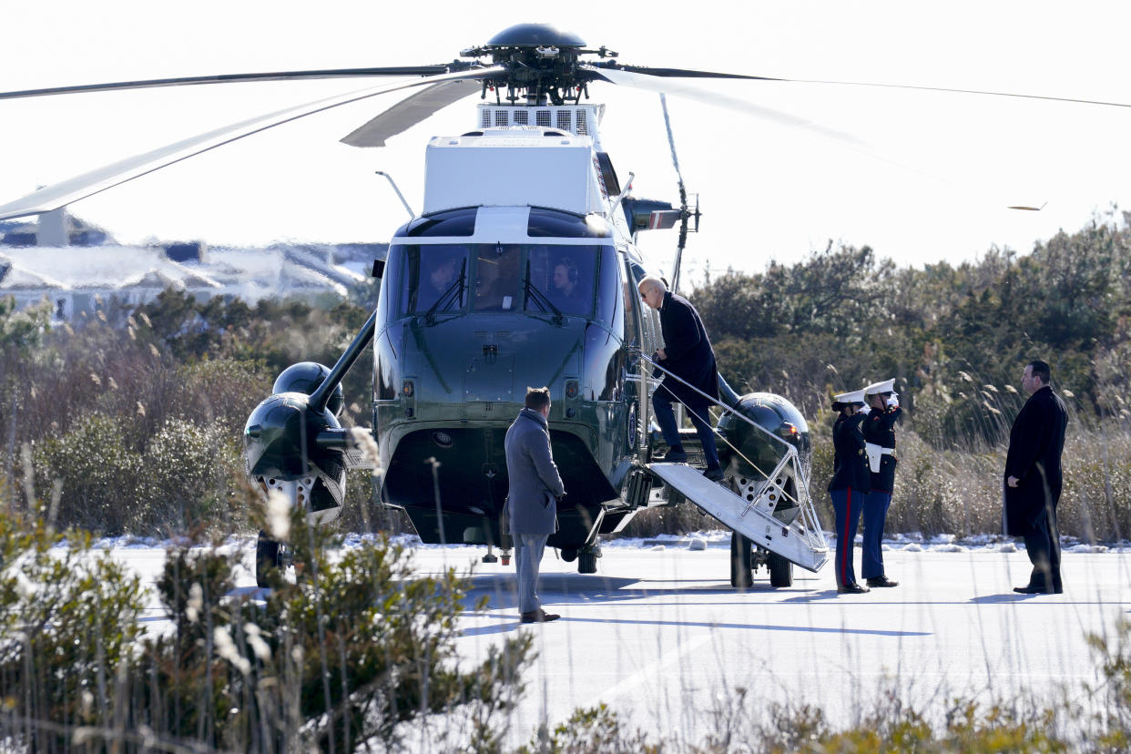 El presidente Joe Biden aborda el Marine One en Rehoboth Beach con destino a New Castle, Delaware, el domingo 21 de enero de 2024. (Yuri Gripas/The New York Times).